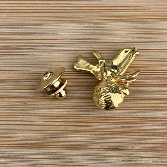 Avon Gold Twist Back Rhinestone And Pearl Bird Brooch Pin - Picture 3 of 12